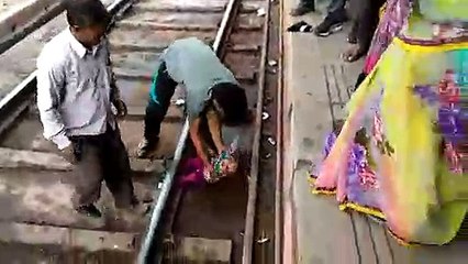 Bebé india sobrevive tras quedar atrapada debajo de un tren