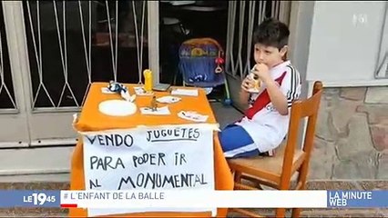 Un jeune garçon fait le buzz en vendant tous ses jouets pour un match de foot - Regardez