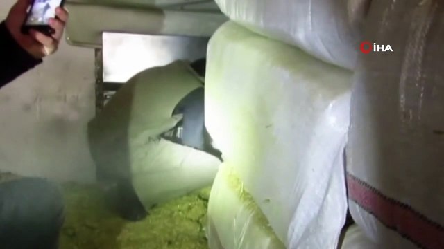 Uyuşturucu ihbarı sonucu durdurulan tırdan saman balyaları arasına zulalanmış 45 bin paket kaçak sigara çıktı