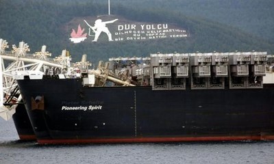 Dünyanın en büyük gemisi Çanakkale Boğazı'ndan geçti