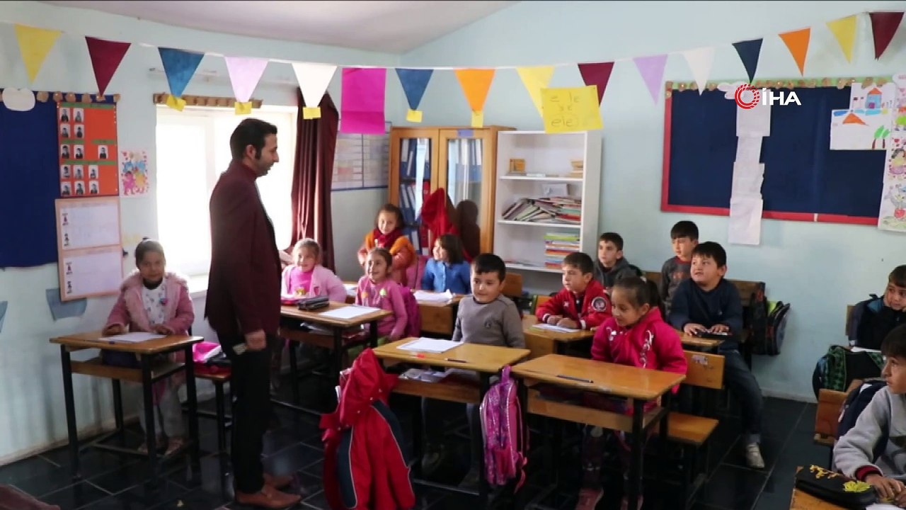 Raşit Öğretmen hayatını öğrencilerine adadı...Okulun bütün ihtiyaçlarını kendi gideren Raşit Öğretmen, hem öğrencilerinin hem de köy halkının da sevgisini kazandı