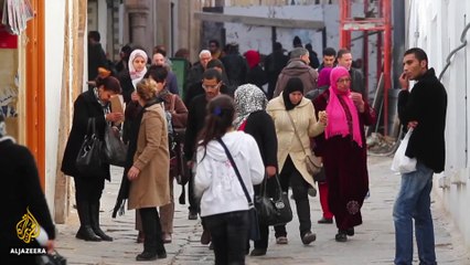 Thousands of Tunisian workers strike work for better salaries
