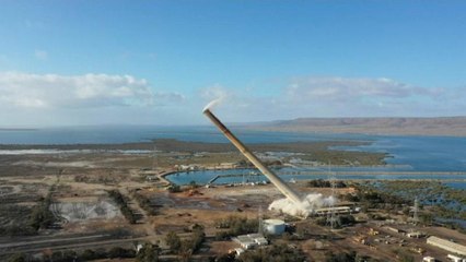 شاهد: تفجير مدخنة عملاقة في أستراليا باستخدام 278 عبوة ناسفة