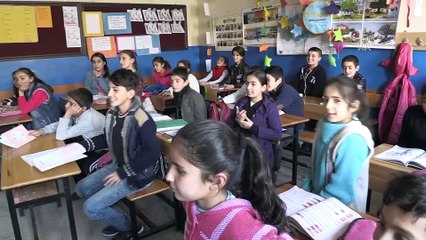 Köy okulunda öğrencileriyle İngilizce dergi çıkardı - VAN