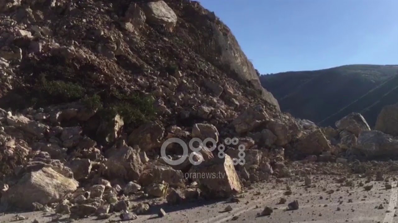 Ora News - Rrëshqitje gurësh në rrugën Levan-Tepelenë, devijohet qarkullimi