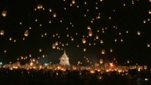 En Thaïlande, de très belles images du traditionnel lâcher de lanternes pour repousser le mauvais karma
