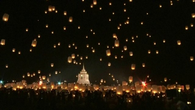En Thaïlande, de très belles images du traditionnel lâcher de lanternes pour repousser le mauvais karma