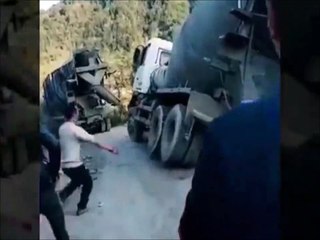 Il rattrape un camion qui allait tomber dans le ravin ... Très costaud!