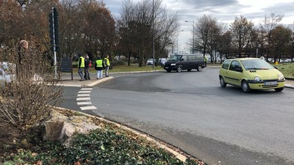 Download Video: La mobilisation des Gilets jaunes se poursuit au rond-point de LDC à Sablé