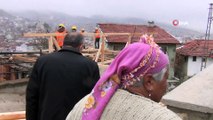 Evinin çatısı kullanılamaz halde olan yaşlı kadına belediye sahip çıktı