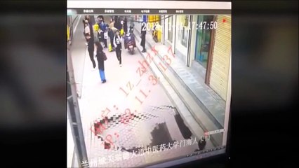 Un gouffre énorme s'ouvre en pleine rue et avale cette pauvre femme