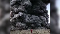 Un volcán en erupción a escasos metros de estos senderistas