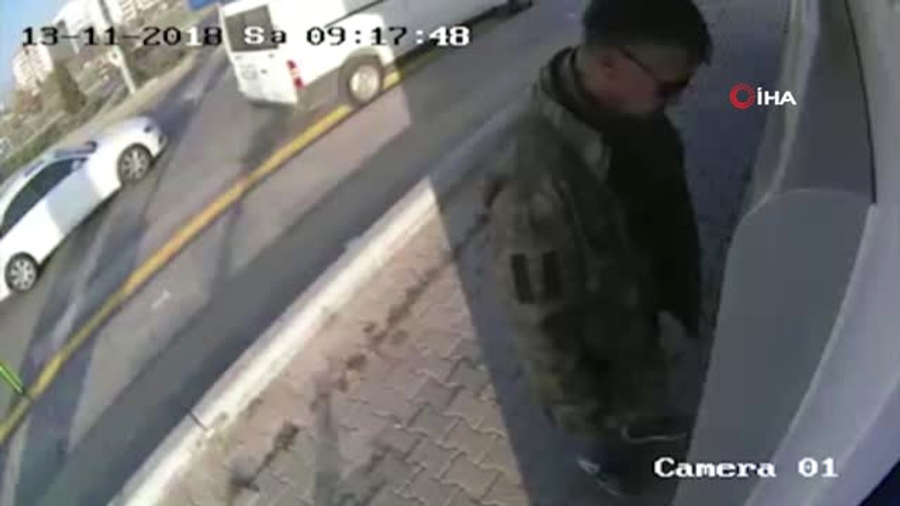 Atm Dolandırıcılarından Akıllara Durgunluk Veren 'Cımbız' Yöntemi Kamerada.