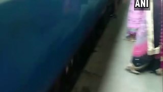 Un bébé passe sous un train