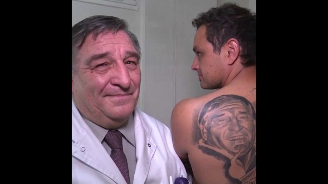Son médecin lui a sauvé la vie... Il se fait alors tatouer son portrait dans le dos