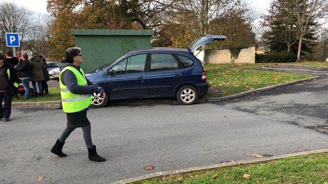 Gilets jaunes à Falaise. Bagage filtrant à l’entrée de Carrefour