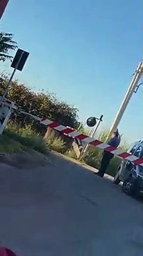 Quand tu fais coucou pour arrêter le train