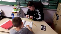 Des enfants autistes intégrés parmi d'autres élèves dans l'école Ludger Duvernay de Montréal