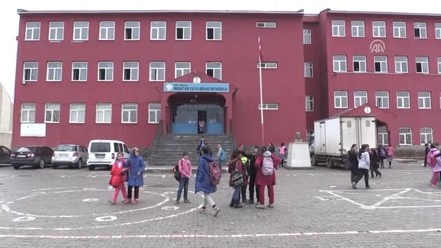 Genç Kardelen E Öğretmenler Günü Öncesi Doğum Günü Sürprizi