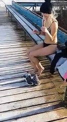 Russie  quand une blonde saute dans un lac gelé