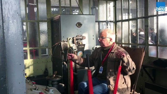 Des passionnés de la mine remettent en marche une machine d'extraction du charbon à Oignies dans le Nord