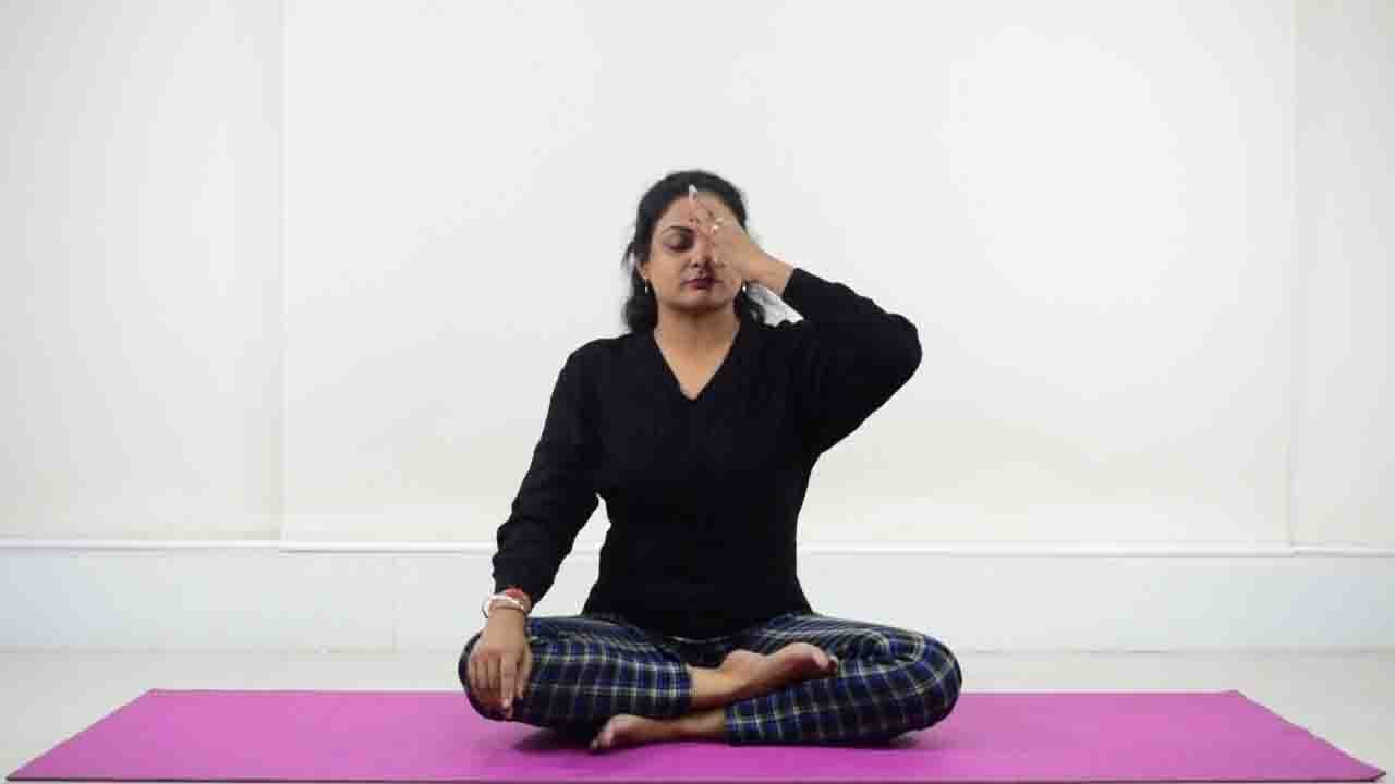 Yoga for Ears elated problems: कानों से जुड़ी हर समस्या होगी दूर करेंगे ये आसन | Boldsky