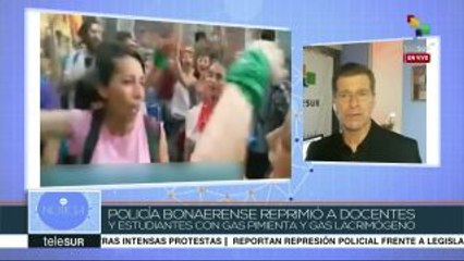 Скачать видео: Policía de Buenos Aires reprime a universitarios y docentes