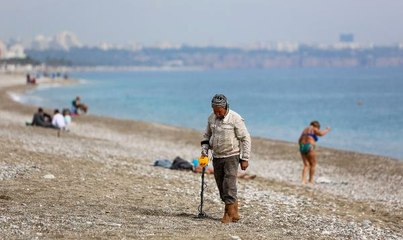 Bir Vatandaş, Kumsalda Dedektörle Para Arıyor