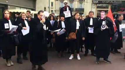 Dijon : les avocats prolongent la grève et tractent sur le marché