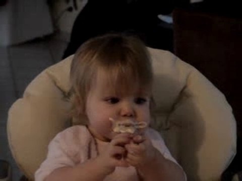 Emma mange toute seule