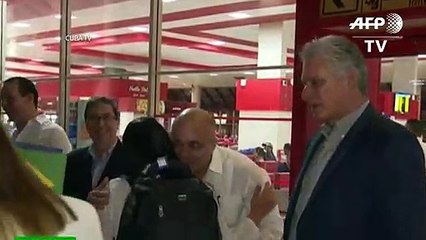 Cuba recibe como héroes a primeros médicos que vuelven de Brasil