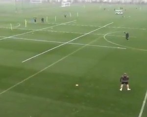 لقطة: بييلسا يعانق بامفورد بعد تسجيله هدفًا "طائرًا" في الحصّة التدريبيّة