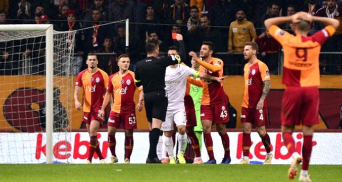 Konyaspor Maçında Kırmızı Kart Gören Serdar Aziz, Beşiktaş Derbisinde Forma Giyemeyecek