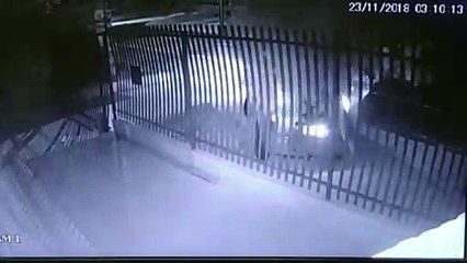 Câmera flagra capotamento após colisão