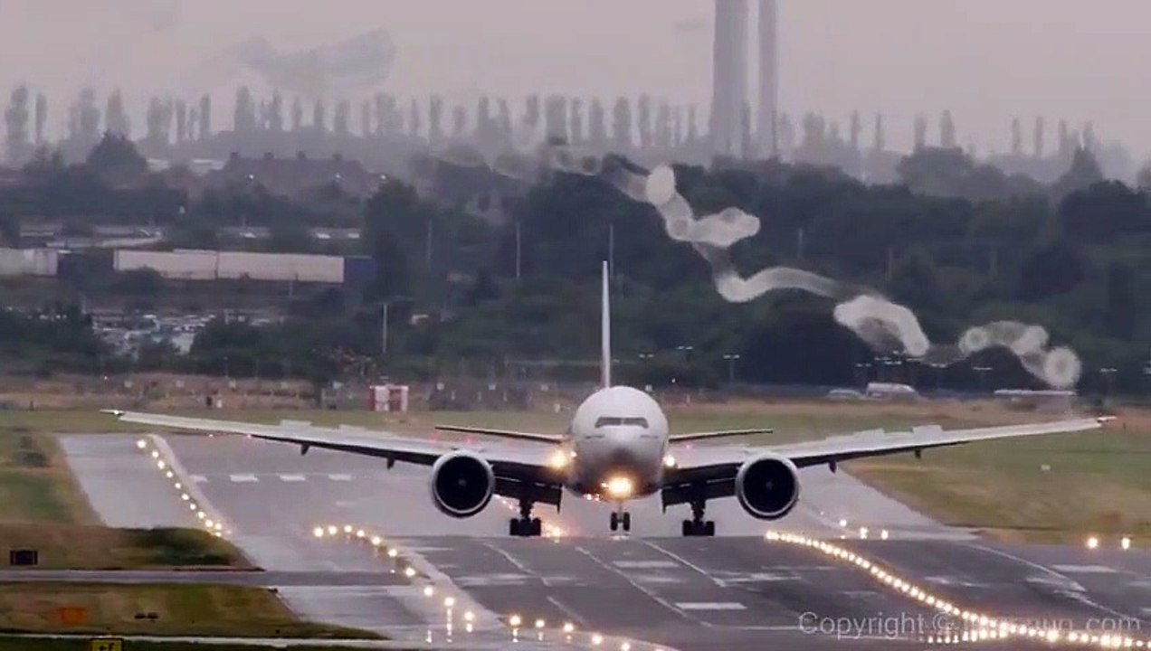 Un avion Boeing atterrit et crée un vortex impr...