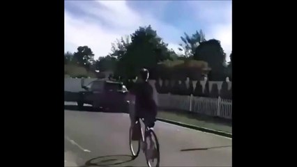 Il fait le malin à vélo mais va vite déchanter... Gamelle énorme