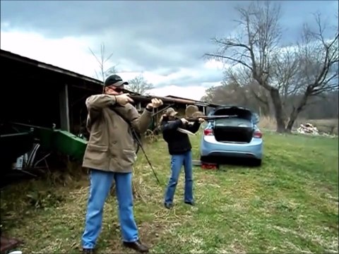 Au moment de tirer, le fusil de cette femme lui explose au visage