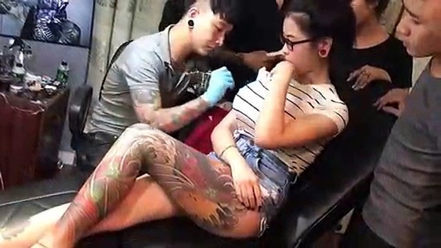 Son faux sein explose en plein tatouage. Caméra cachée énorme
