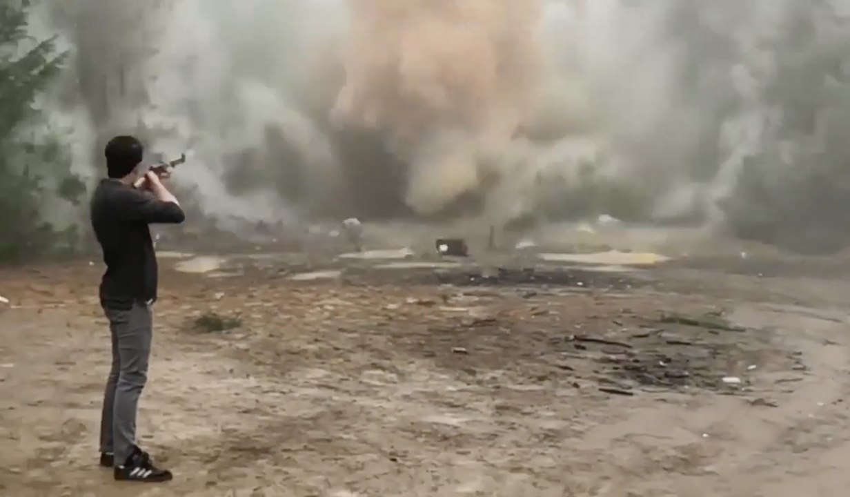 Ils font péter 25kg d'explosifs mais restent trop près !