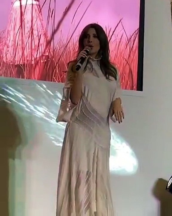 نانسي عجرم اختارت ان تطل بفستان ابيض في الحفل الذي أحيته في دبي