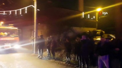 Tek katlı evde çıkan yangında alevler karanlığı aydınlattı