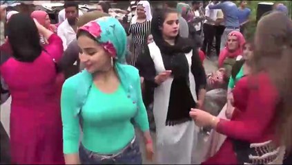 TÜRBANLI KIZLAR KINA GECESİNDE MÜKEMMEL OYNUYOR