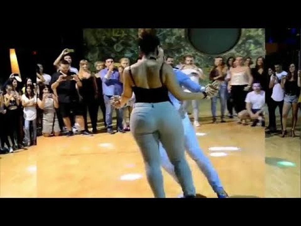 رقص شابة عريضة يجنن على ايقاع شعبي  chaba nabila