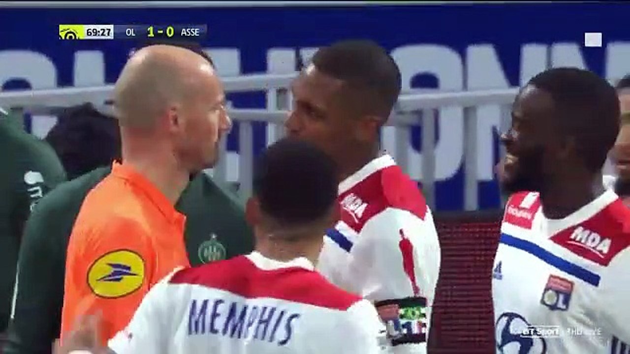 Carton rouge Rafael pour un tacle assassin sur M'Vila ! - Vidéo Dailymotion