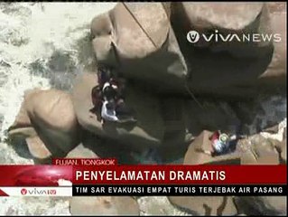 Aksi Penyelamatan Turis Terjebak Air Laut Pasang