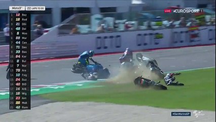 Incroyable chute collective en Moto 3