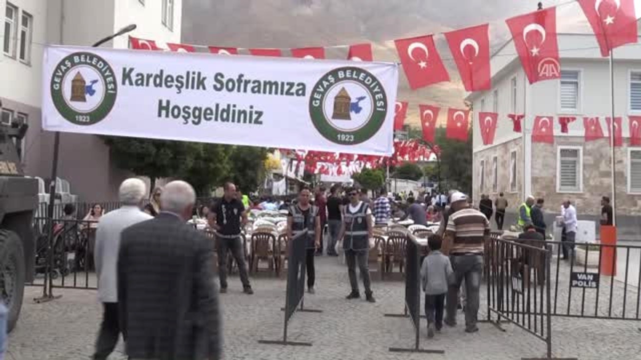 Akdamar Adası'ndaki Ayin Sonrası "Barış ve Kardeşlik Sofrası" Kuruldu