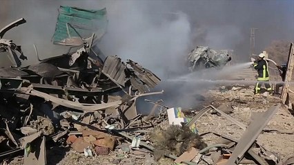 شاهد: لحظة استهداف فريق "الخوذ البيضاء" بغارة على إدلب