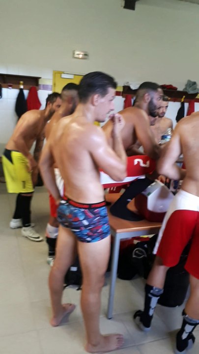 R2: C'est de la folie dans les vestiaires après ce beau succès