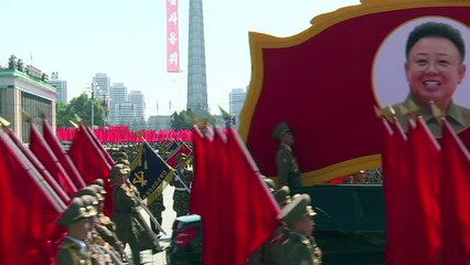 Coreia do Norte faz desfile militar sem mísseis balísticos
